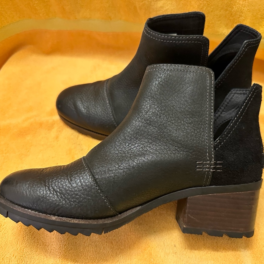 Sorel Black Ankle Boots with Chunky Heel and Elastic Panels